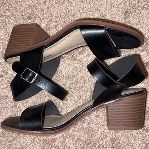 Black sandals with tan heel/6.5